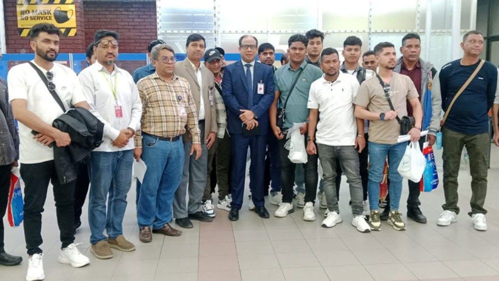 ইরান থেকে দেশে ফিরলেন আরও ৩২ বাংলাদেশি