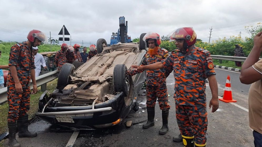মাওয়া এক্সপ্রেসওয়েতে সাতসকালে প্রাইভেটকার উলটে নিহত ৩