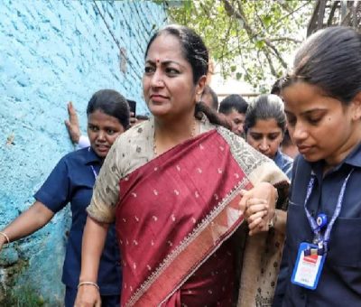 বাসভবনে ঢুকে দিল্লির মুখ্যমন্ত্রীকে ‘চড়’