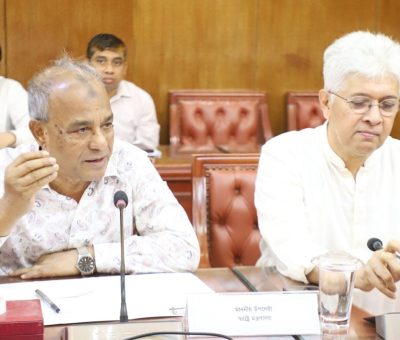 সোমবার সচিবালয়ে নিজ দপ্তরে আইনশৃঙ্খলা সংক্রান্ত কোর কমিটির বৈঠক শেষে আয়োজিত এক সংবাদ সম্মেলনে এসব কথা বলেন স্বরাষ্ট্র উপদেষ্টা। বৈঠকে বিভিন্ন মন্ত্রণালয়ের উপদেষ্টাসহ আইনশৃঙ্খলা বাহিনীর ঊর্ধ্বতন কর্মকর্তারা অংশ নেন। সাংবাদিকদের এক প্রশ্নের জবাবে স্বরাষ্ট্র উপদেষ্টা বলেন, যেকোনো ধরনের সন্ত্রাসের বিপক্ষে সরকার অত্যন্ত কঠোর ব্যবস্থা নিচ্ছে। এখন আমরা এরসঙ্গে মাদকবিরোধী অভিযানটাকেও যুক্ত করেছি। আগামীকাল ৫ আগস্ট স্বৈরশাসক শেখ হাসিনার পতন ও পলায়ন দিবসকে ঘিরে কোনো ধরনের নিরাপত্তা ঝুঁকি নেই বলেও জানান স্বরাষ্ট্র উপদেষ্টা। এ বিষয়ে সাংবাদিকদের এক প্রশ্নের জবাবে উপদেষ্টা বলেন, আপনাদের নিশ্চয় মনে আছে, আমরা যখন দায়িত্ব নেই তখন দেশে মূলত পুলিশ বাহিনী অ্যাকটিভ ছিল না। সম্পূর্ণ এক ভিন্ন পরিবেশ পাই আমরা। যে কারণেই হোক পুলিশের মনোবল ছিল না। আমরা সেখান থেকে পুলিশ বাহিনীকে বের করে একটি কার্যকর ও সক্ষম বাহিনীতে পরিণত করতে পেরেছি। অনেক সীমাবদ্ধতার মধ্যেও পুলিশ জনগণের প্রত্যাশা অনুযায়ী দায়িত্ব পালন করছে। হয়তো সবক্ষেত্রে আমরা শতভাগ সফল হতে পারিনি। কিন্তু আমরা সম্মিলিতভাবে কাজ করছি।