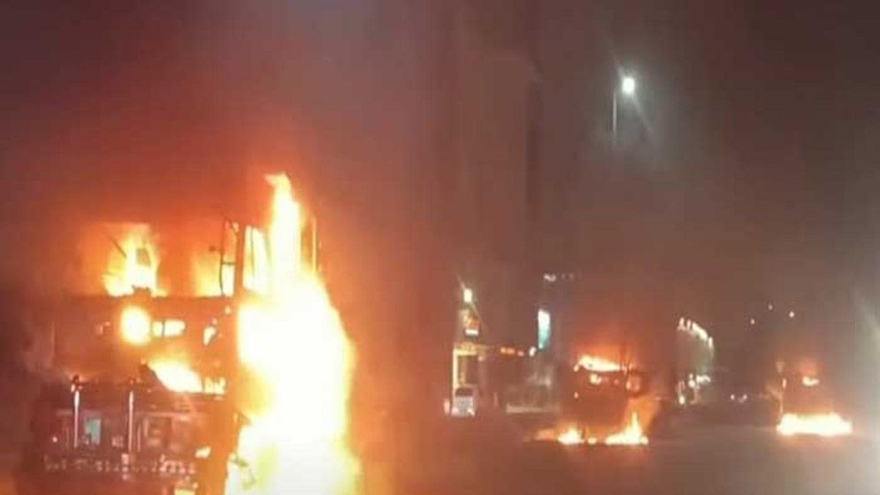 করাচিতে সাতটি ট্রাকে আগুন ধরিয়ে দিল জনতা