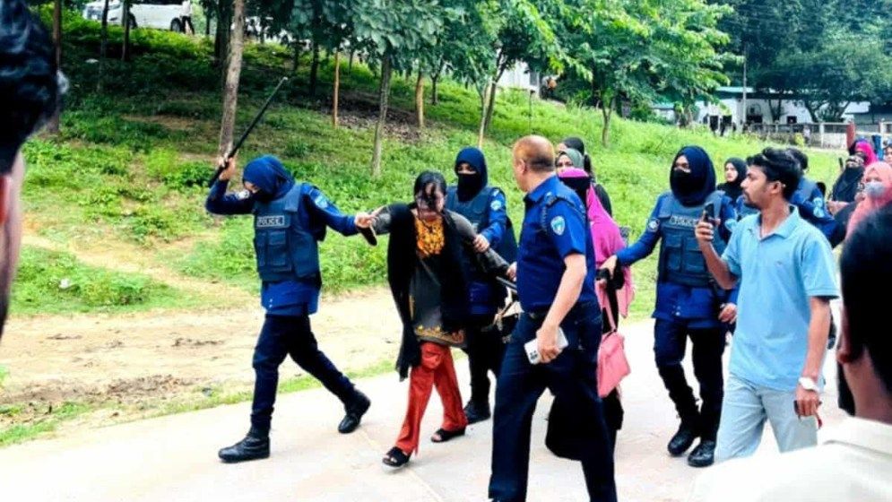 উখিয়ায় চাকরিচ্যুত শিক্ষকদের বিক্ষোভে পুলিশের লাঠিচার্জ, আটক ১০