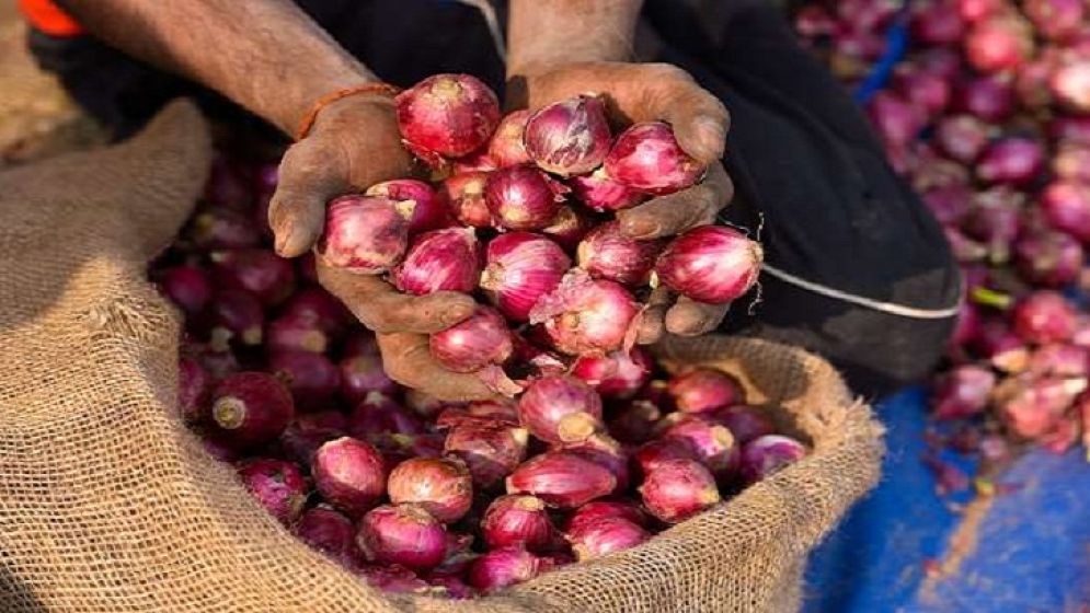 সিন্ডিকেটের থাবায় আবার অস্থির পেঁয়াজের বাজার