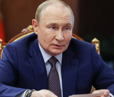 ট্রাম্পের সঙ্গে বৈঠকের আগে মাগাদানে পুতিন