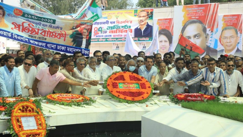 জিয়াউর রহমানের সমাধিতে শ্রদ্ধা নিবেদন