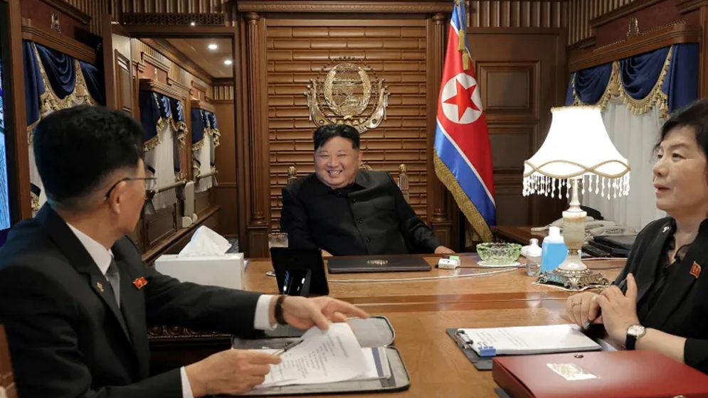 কিমের ব্যবহৃত গ্লাসটিও নিয়ে গেছেন তার নিরাপত্তাকর্মী, কেন?